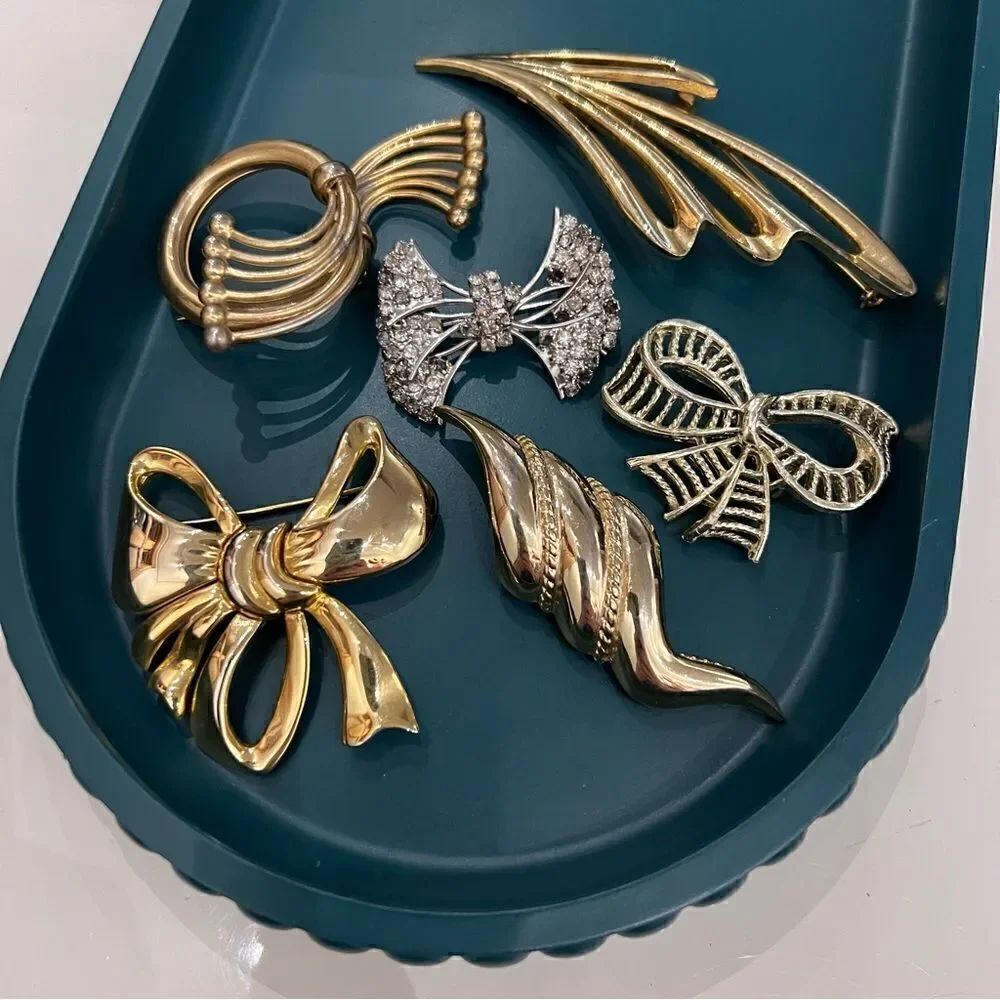 SIX Piece Lot Vintage Mixed Eras Gold and Silver Brooches